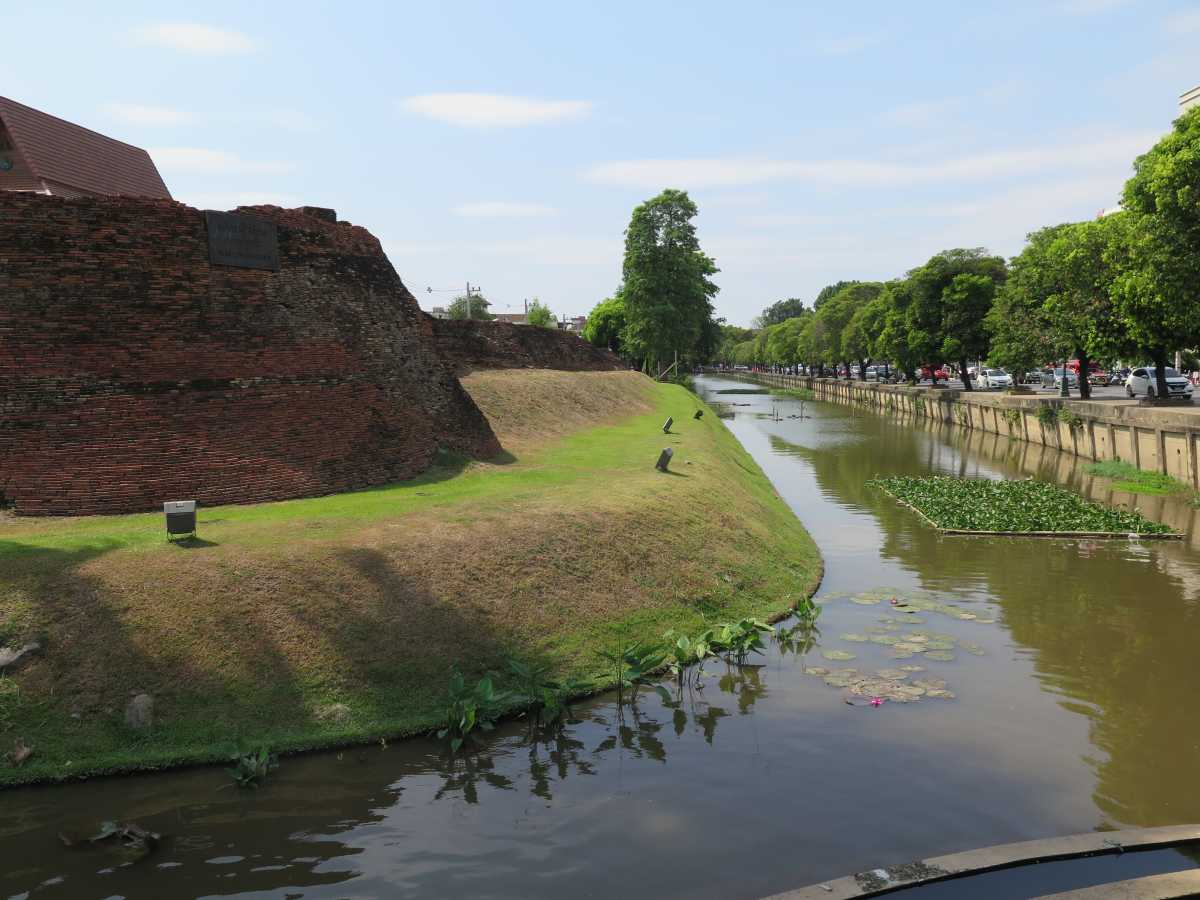 Phra Phong Suphan - [朋素潘佛牌] Phra Phong Suphan amulet was from Wat Phra Si Rattana Mahathat at Suphanburi Province. Story has it that Phra Phong 
