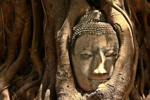 Phra Phong Suphan - [朋素潘佛牌] Phra Phong Suphan amulet was from Wat Phra Si Rattana Mahathat at Suphanburi Province. Story has it that Phra Phong 